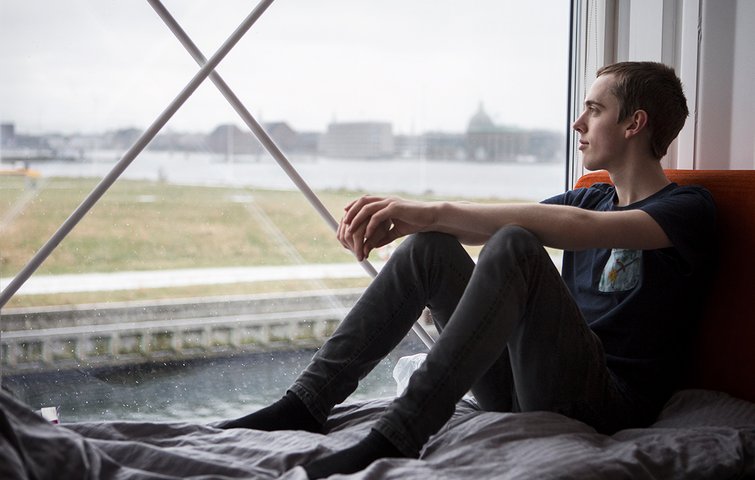 Albert Fjeldgren Rischel sidder og kigger ud af sit store vindue.