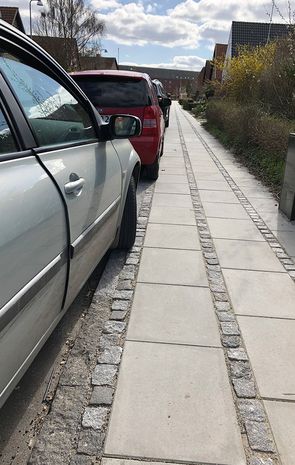 det er ulovligt at parkere på fortovet