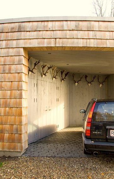 I garagens væg er der indbygget skabe til opbevaring som erstatning for en kælder.