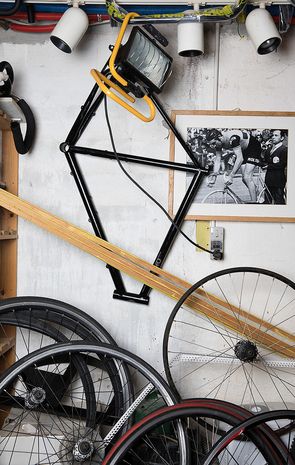 Billede af Eddy Merckx i cykelværksted. Billede af Eddy Merckx i cykelværksted.