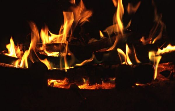 flammer i brændeovn
