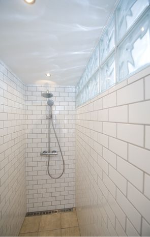 Den smalle bruseniche har glasbyggesten øverst, så lyset kan strømme til.