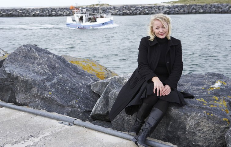 Dorthe Frydendahl sidder på mole ved indsejling til havn