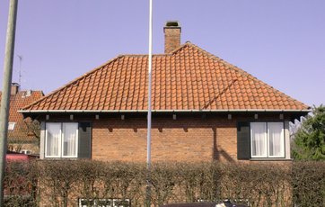 En lidt atypisk bungalow med rød murstensfacade.