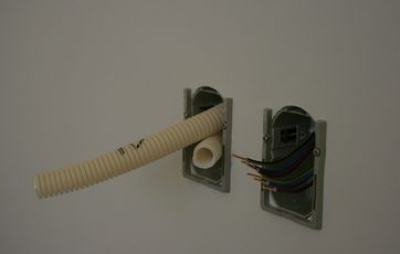 Ufærdige vand- og el-installationer i væg