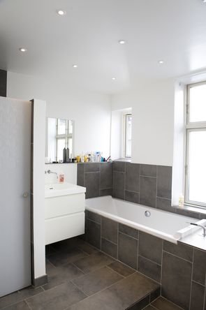 Sammenlægningen af det gamle badeværelse og et depotrum har givet familien 6,5 m2 mere at boltre sig på.