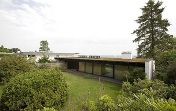 Modernistisk villa i gule mursten med fladt tag