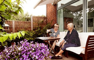 Winnie Bach Andersen og Aase Christiansen drikker et glas sammen på terrassen i seniorbofællesskabet Lyngvang Winnie Bach Andersen og Aase Christiansen drikker et glas sammen på terrassen i seniorbofællesskabet Lyngvang
