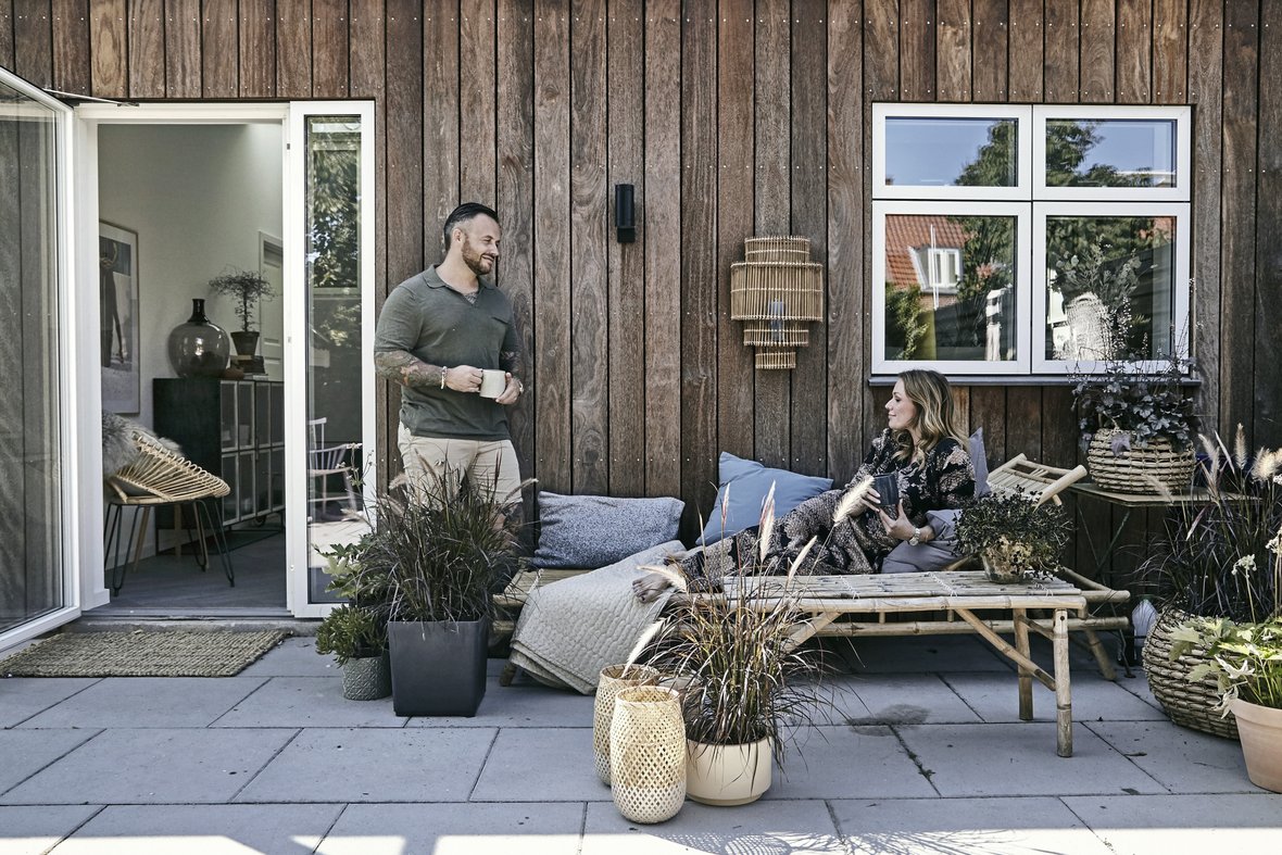 Lisbeth Østergaard og Ralf Christensen foran deres hus