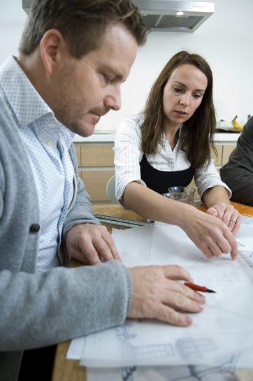 Arkitekt rådgiver boligejer i forbindelse med byggeprojekt.