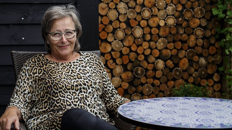 Lise sidder i haven