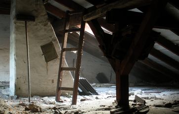 Ingen forsikring dækker, hvis dit loft står overfor en renovering pga. den snavs og lugtgene, som ofte følger i kølvandet på husmår.