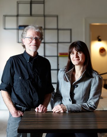 Arkitekt Claus Reinholdt bifaldt straks idéen, da hans datter, designer Heidi Reinholdt, og hendes mand besluttede at købe det gamle menighedshus og gav ham opgaven at bygge det om privatbolig.
Foto: Andreas Mikkel Hansen