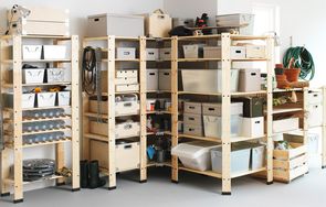 Bryggers-eksempel 1 fra Ikea. Her er masser af reolplads og praktiske kasser til opbevaring.