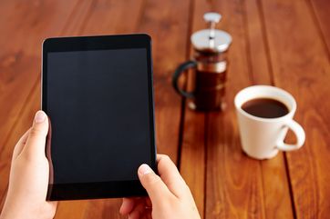 ipad og kaffe på et træbord