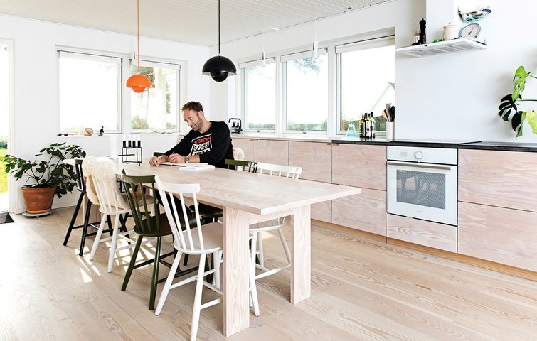 Anders Lendager ved spisebordet i sit køkken