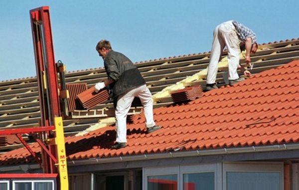 Lægning af nyt tegltag på et parcelhus. Foto: Byggefoto.dk