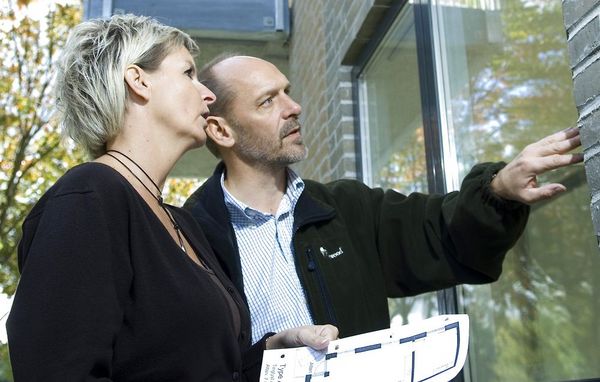 kunde og rådgiver foran hus