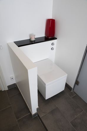 Den kantede high-tech stil og valg af kvalitetsprodukter skinner igennem på det ombyggede badeværelse.
