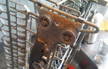 Smuds på opvaskemaskinens kurv