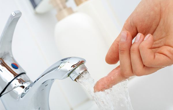 Finger mærker på vand fra vandhane