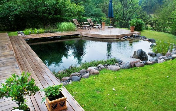 "terrasse" "havebassin" Havebassinet skal helst ikke virke for voldsomt og anmassende i haven, men modsat skal det også have en vis størrelse for at kunne blive set og nydt.
