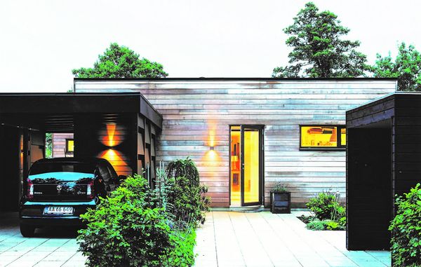 Bil holder i carport foran hus