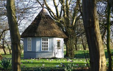 Lille lysthus i baghaven.