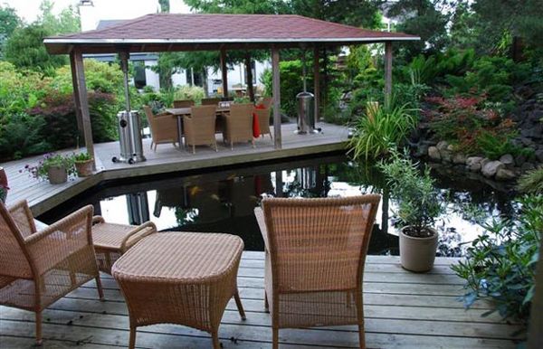 "terrasse" "havebassin" Du vælge at anlægge terrassen næsten midt ude i bassinet, så du kan nyde bassinet fra en halvø.
