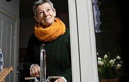 Abelone kigger ud af vinduet