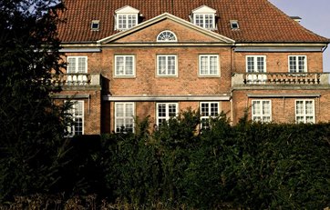 Haven omkring patriciervillaer er ofte anlagt i en stil, der passer til huset.
