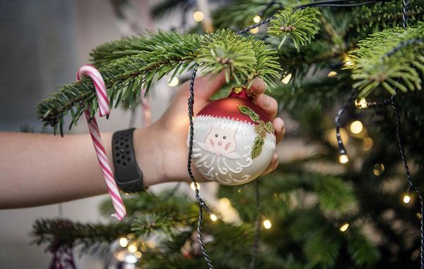 fjerner farvet stearin brand gran juletræ