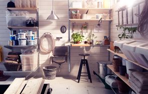 Bryggers-eksempel 2 fra Ikea. Hylderne er sat op på skinner, hvilket er en fordel, så du kan justere hylderne alt efter dit pladsbehov.
