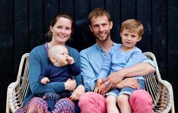 Rikke og Carsten Christiansen med sønnerne August på seks år og Villum på 10 måneder. Foto: Andreas Mikkel Hansen