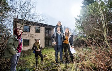 Familien Vium samlet foran det gamle hus