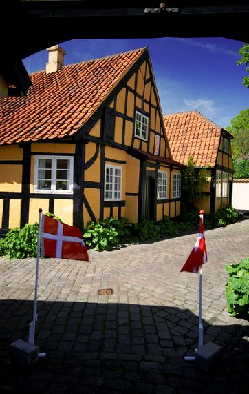 Okkergult bindingsværk i den fynske by Fåborg.