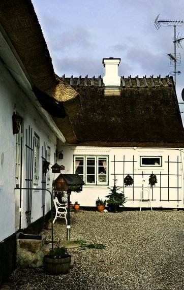 Landhus med længe og gårdsplads.