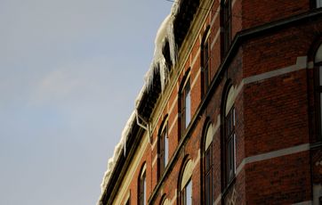 Sidder istapperne højt, er den nemmeste måde at fjerne dem ved at rage dem ned med en kost fra et vindue på øverste etage. Foto: Dea Lindegaard