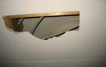 asbestholdig loftsplade med stort hul