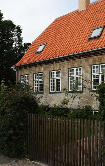 Ældre huse er opført efter gammel byggeskik. Det stiller krav til de materialer og metoder, der anvendes til fx renovering.