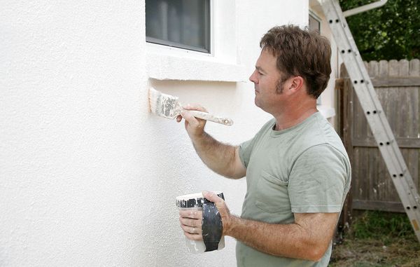 mand maler husfacade