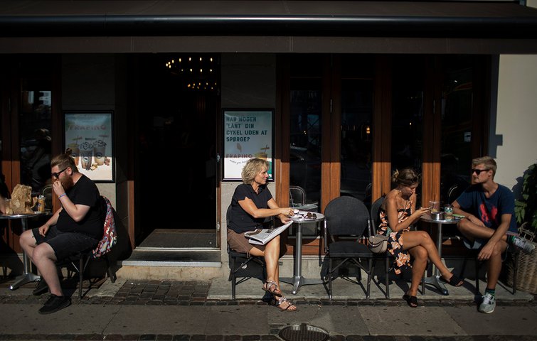 Gitte Willumsen på café i København