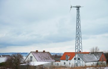 Møllen må højst være 25 meter fra fundament til vingespids og have en maksimal effekt på 25 kW.
Foto: Jesper Elgaard