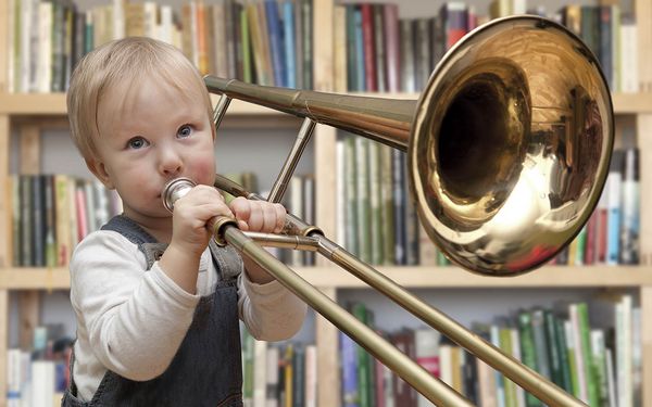 Støjgener musik lydisolering naboer larm støj Lille barn blæser i stor trumpet