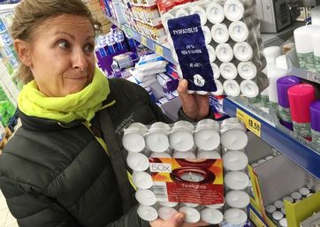 kvinde med fyrfadslys i supermarked