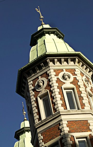 Udsmykket tårn på byhus.