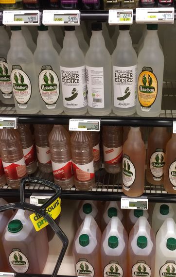 Lagereddike på hylder i supermarked