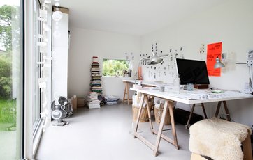 Tegnestue med masser af lys fra de store vinduespartier
