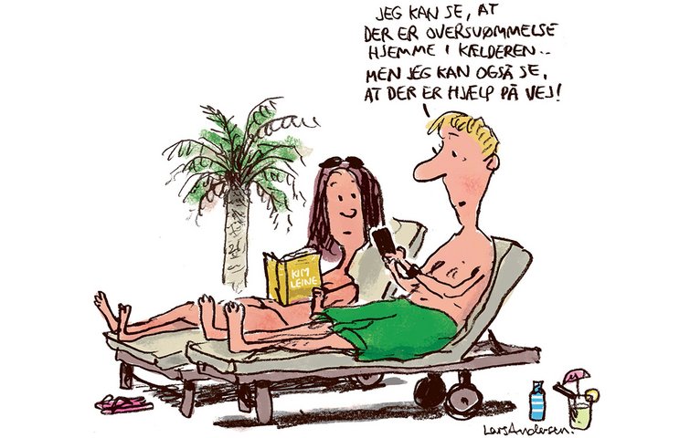 Tegning viser par i badetøj i i liggestole med en palme i baggrunden. Manden ser på sin telefon og siger: - Jeg kan se, at der er en oversvømmelse hjemme i kælderen, men jeg kan også se, at der er hjælp på vej.