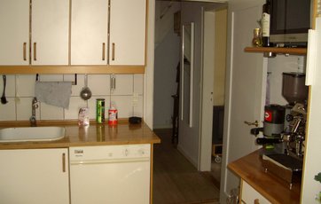 De gamle køkkenelementer af hvid laminat.